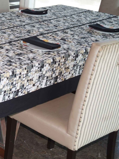

Lushomes Black Printed 4 Seater Table Linen Set