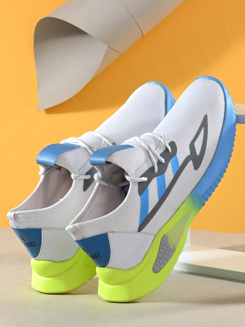 

AfroJack Men White Colourblocked Sneakers