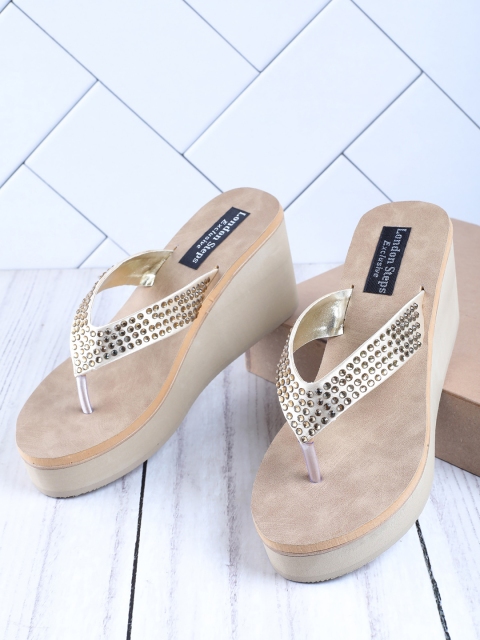 

LONDON STEPS Cream-Coloured Platform Pumps