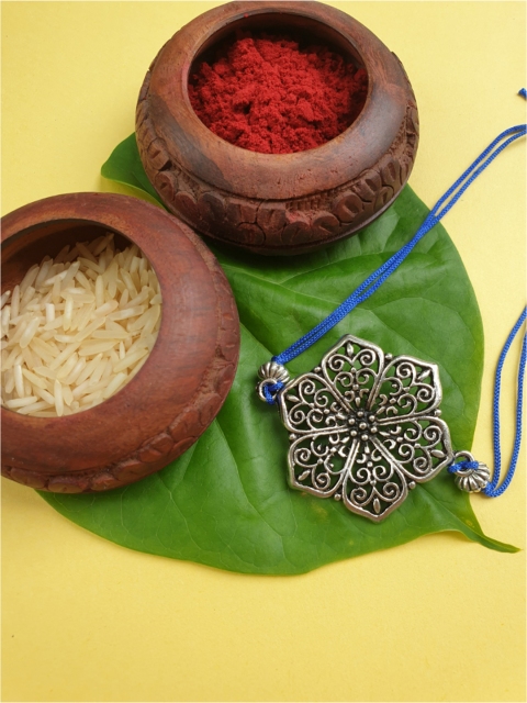 

FIROZA Silver-Toned & Blue Daffodils Rakhi Set