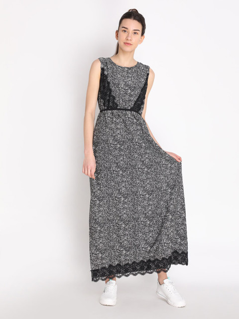 

HANG N HOLD Black & White Maxi Dress