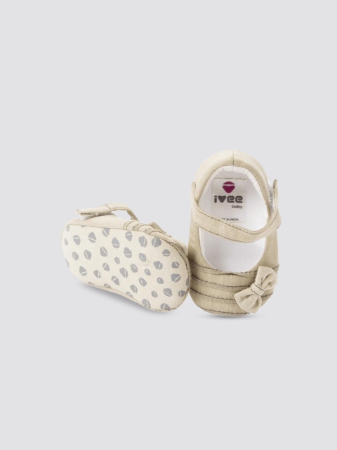 

Hopscotch Girls Cream Bow Applique Booties