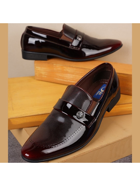 

Style Shoes Men PU Patent Maroon Textured Semi Formal Slip-on Shoes