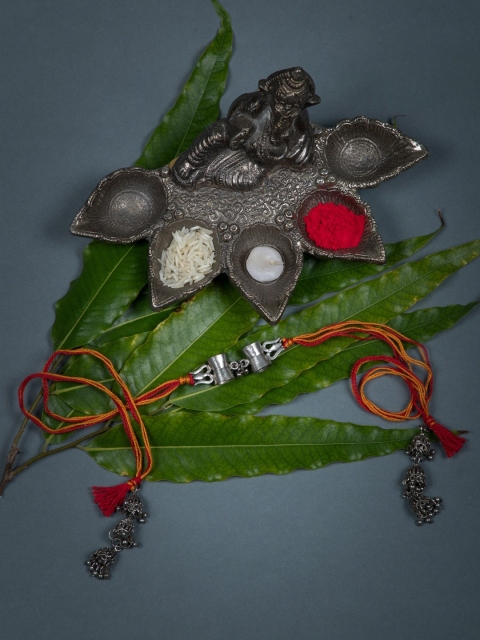 

creyons by mansi Women Silver-Toned & Orange Threaded Lumba Rakhi