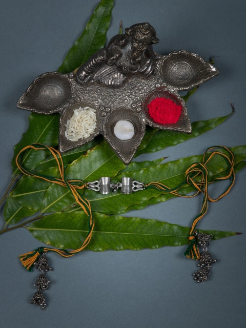 

creyons by mansi Women Silver Toned & Green Threaded Lumba Rakhi