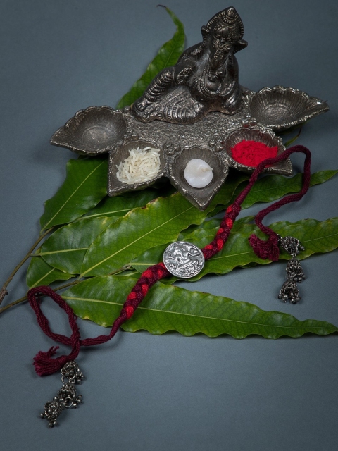 

creyons by mansi Women Silver-Toned Red & Maroon Rakhi