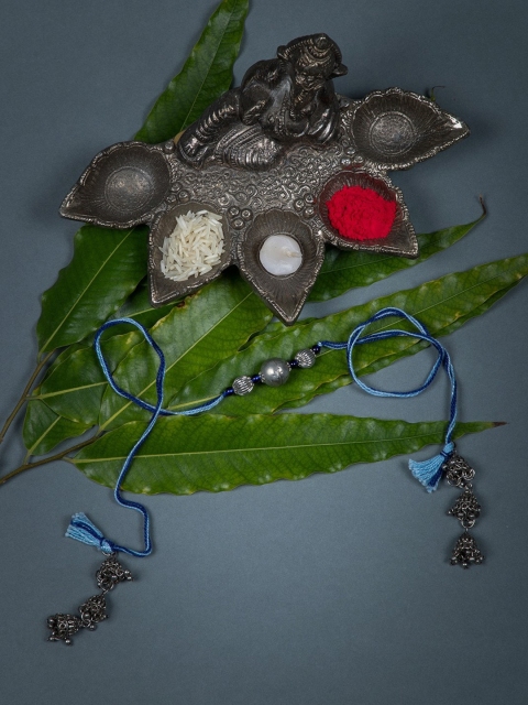 

creyons by mansi Women Silver-Toned Blue & Navy Blue Threaded Lumba Rakhi