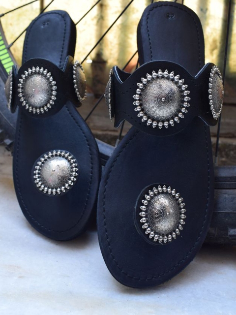 

JUTTIES MAKER Women Black Ethnic Flats