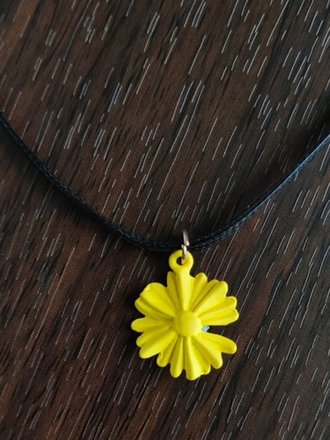 

ANNA CREATIONS Women Black & Yellow Daisy Flower Pendant With Chain