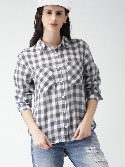 

FOREVER 21 Women Grey & White Regular Fit Checked Casual Shirt