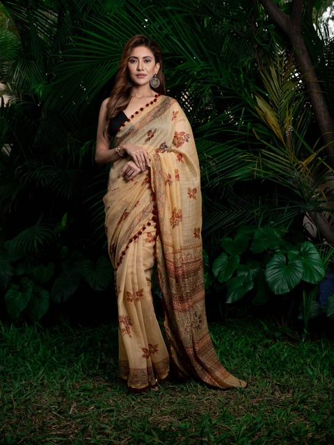 

BEATITUDE Beige & Red Floral Printed Soft Blended Mulmul Cotton Saree