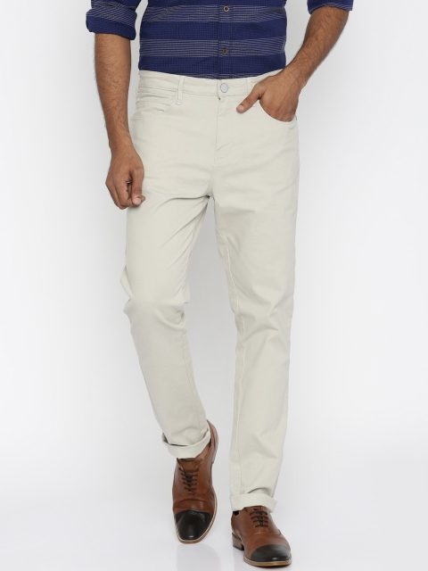 

Wrangler Men Beige Comfort Regular Fit Solid Chino Trousers