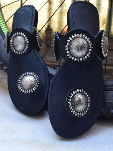 

JUTTIES MAKER Jewel Embellished Black Solid Kolhapuri Women's Footwear