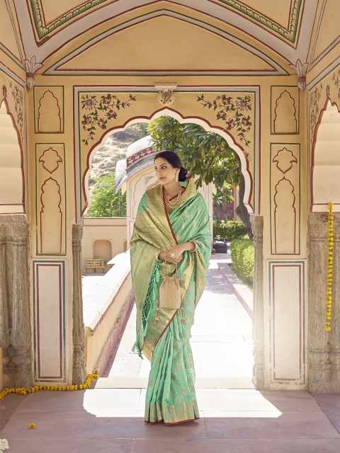 

elora Green & Gold-Toned Woven Design Zari Silk Blend Banarasi Saree