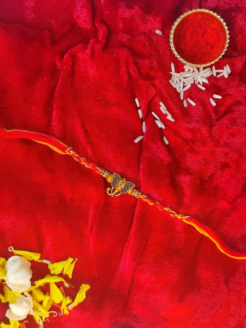 

CRAYTON Men Gold-Toned & Red Beaded Ganpati-Charm Rakhi