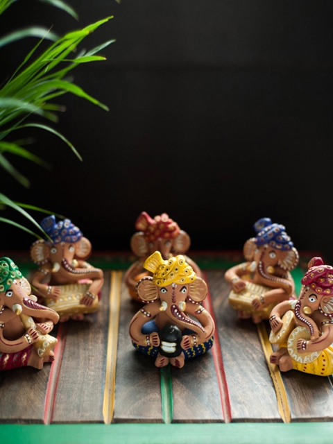 

ExclusiveLane Set of 6 Multicoloured Hand-Painted Terracotta Showpieces, Multi