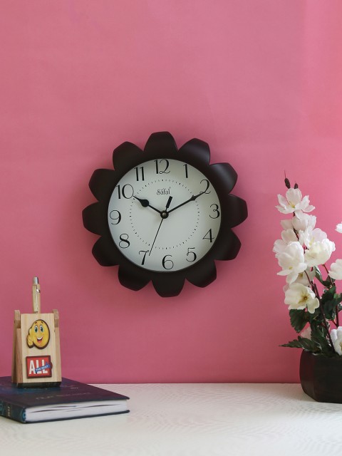 

Safal White & Brown Dial 23 cm x 23 cm Sunflower-Shaped Analogue Wall Clock