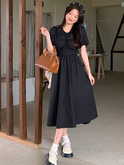 

La Aimee Black Solid Style Backed Midi Dress