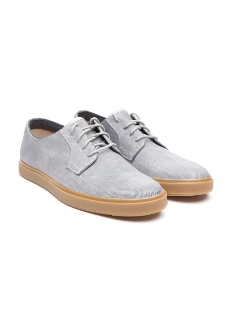 

Clarks Men Grey Leather Textured Sneakers
