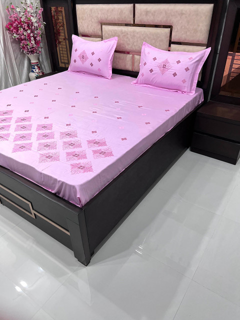 

Pure Decor Pink & White Ethnic Motifs King Bedsheet with 2 Pillow Covers