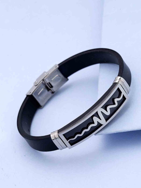

Dare by Voylla Men Silver Bracelet