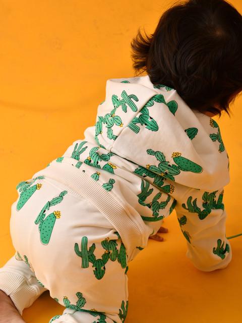 

Anthrilo Boys White & Green Printed Sweatshirt With Trousers