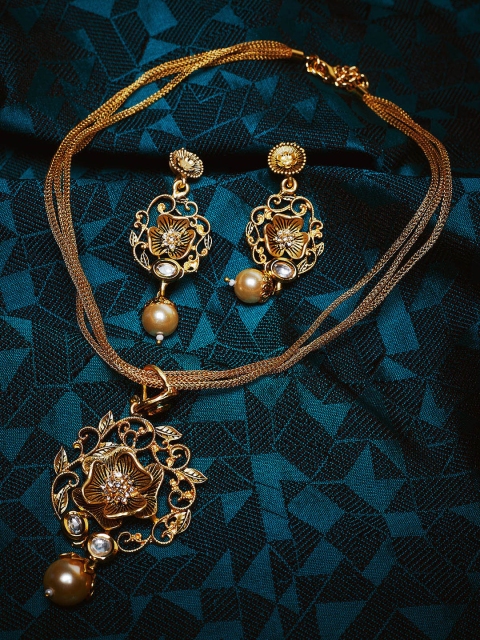 

PANASH Gold-Toned Floral Stone-Studded Kundan Jewellery Set