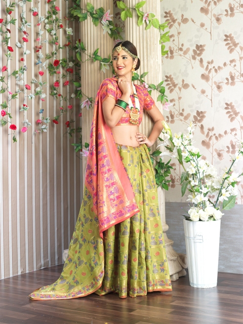 

Ethnic Junction Women Green & Red Floral Zari Silk Blend Fusion Banarasi Saree