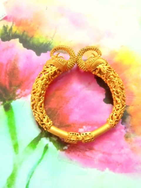 

Runjhun Women Gold-Plated & Design Detailed Bangle