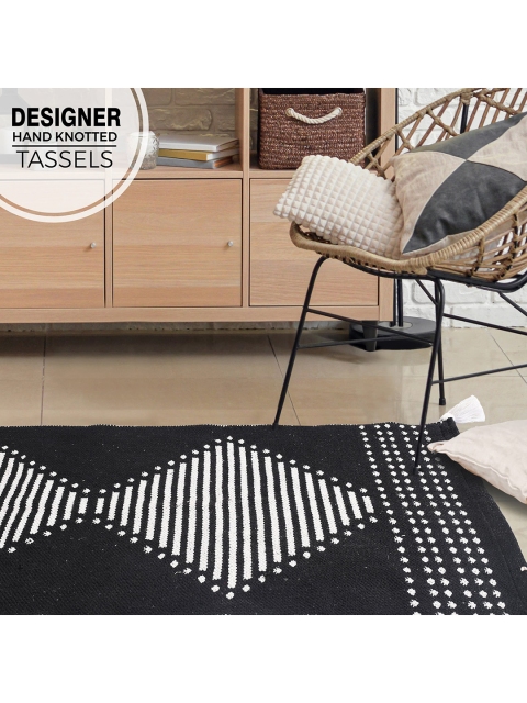 

URBAN SPACE Black & White Tufted Cotton Carpet
