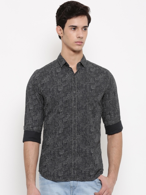 

Forca by Lifestyle Men Black & White Printed Slim Fit Casual Shirt