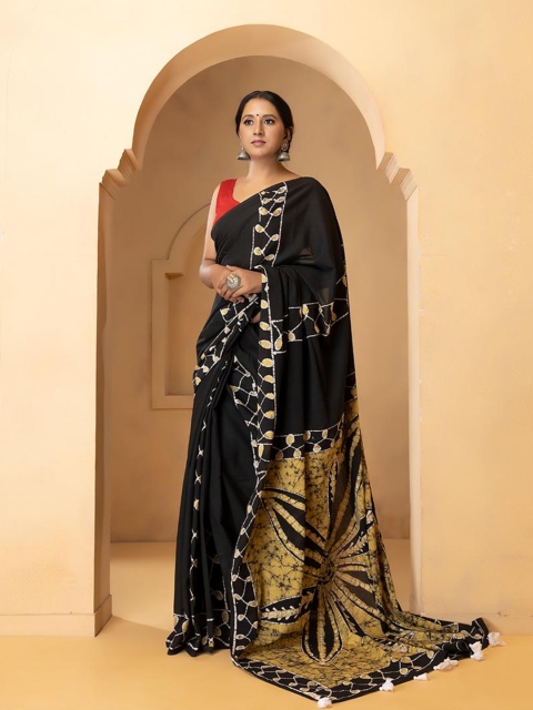 

Baisacrafts Mustard & Black Batik Pure Cotton Saree