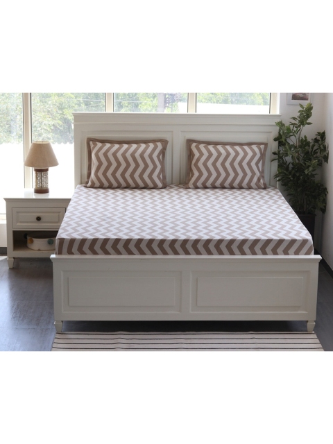 

Pluchi Off White & Brown Geometric King Bedsheet with 2 Pillow Covers