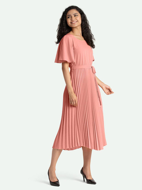 

FAVRIZ Peach-Coloured Crepe Midi Dress