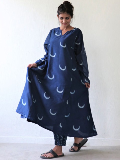 

Chidiyaa Women Blue Printed Chanderi Silk Kurta with Trousers