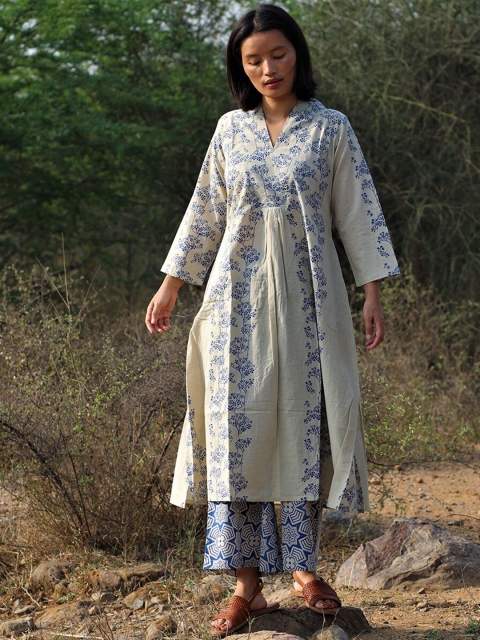 

Chidiyaa Women Blue Floral Printed High Slit Pure Cotton Kurta with Palazzos