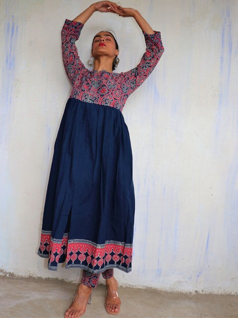 

Chidiyaa Women Blue Floral Yoke Design Pleated Pure Cotton Kurta with Trousers