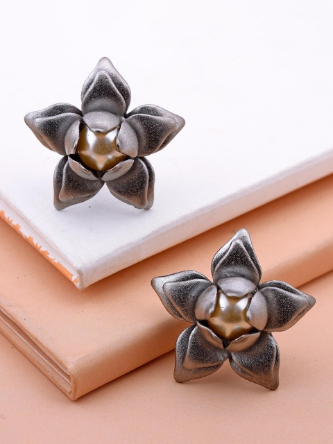 

Tistabene Grey Floral Stud Earrings