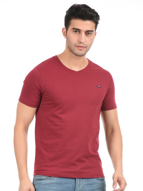 

Cloak & Decker by Monte Carlo Men Maroon Solid V-Neck T-shirt