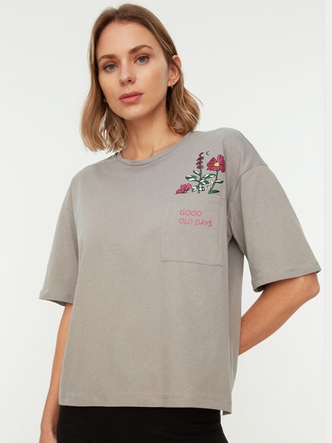 

Trendyol Women Grey & Pink Cotton Typography Printed Drop-Shoulder Sleeves Boxy T-shirt
