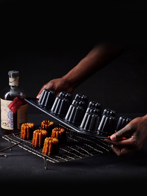 

LE CREUSET Black Solid Bakeware