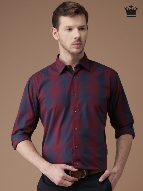 

Louis Philippe Men Navy & Maroon Regular Fit Checked Formal Shirt, Navy blue