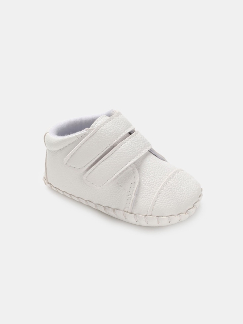

Hopscotch Boys White Solid Applique Booties