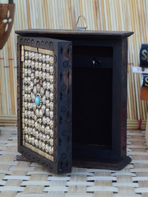 

eCraftIndia Brown Ornate Wooden Handcrafted Key Holder Box