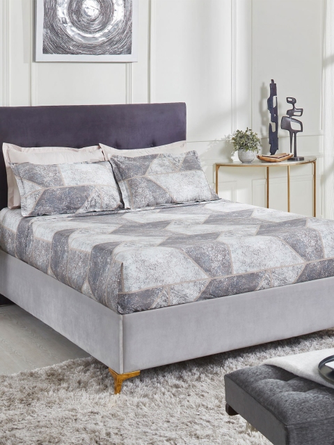 

Trident Grey & White Geometric 400 TC King Bedsheet with 4 Pillow Covers