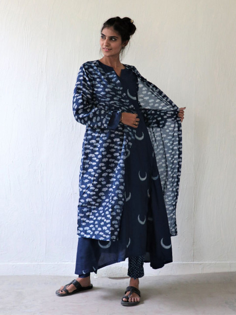 

Chidiyaa Women Blue Pure Cotton Floral Print Longline Top