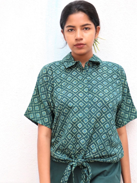 

Chidiyaa Women Green Pure Cotton Geometric Print Extended Sleeves Shirt Style Top