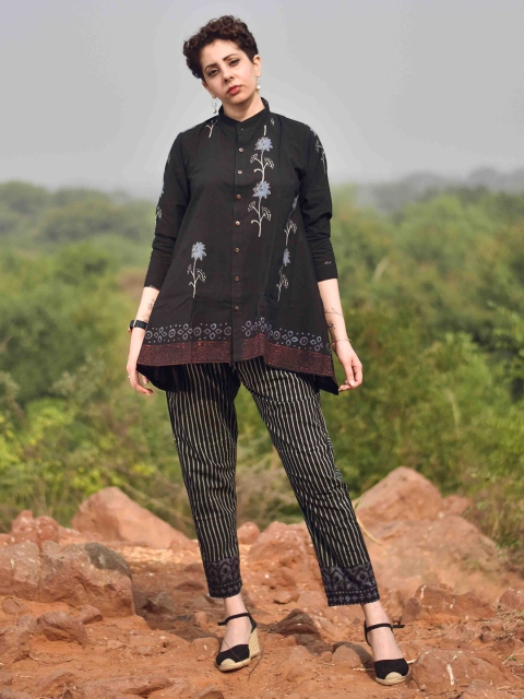 

Chidiyaa Women Black Pure Cotton Floral Print Mandarin Collar Top