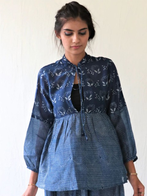 

Chidiyaa Women Blue Pure Cotton Floral Print Tie-Up Neck Top