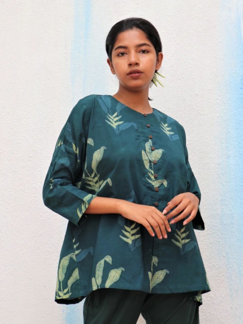 

Chidiyaa Women Green Pure Cotton Floral Print A-Line Top